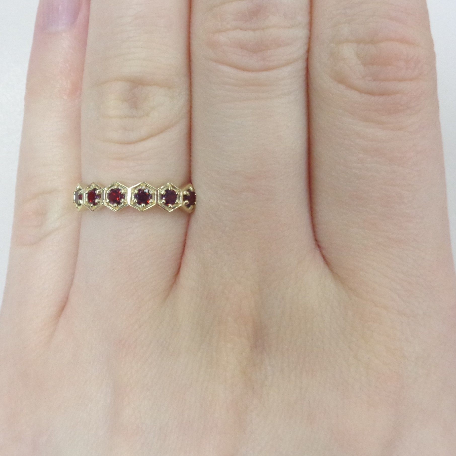 Кольцо из желтого золота с гранатами